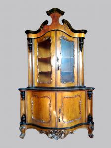 Geformte Eckvitrine